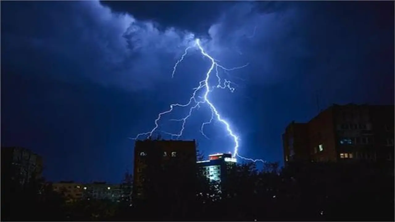 الأرصاد تتوقع احتمالية حدوث ضربات البرق بنسبة 30% خلال الساعات القادمة